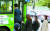 인천 시민들이 대중교통 마스크 의무화를 시작한 지난 20일 마스크를 쓰고 버스에 오르고 있다. 부산과 청주는 27일, 30일부터 마스크 착용을 의무화하는 행정명령을 시행한다. [연합뉴스]