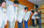 2015년 당시 송재훈 삼성서울병원장(왼쪽 넷째)등 의사들이 메르스 총력 대응을 위한 병원 부분적 폐쇄 기자회견을 열고 대국민 사과를 하고 있다. [중앙포토]