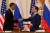 2010년 체코 프라하에서 이뤄진 뉴스타트 협정 서명식 장면. 버락 오바마 미국 대통령(왼쪽)과 드미트리 메드베데프 러시아 대통령이 악수하고 있다. 러시아대통령실(크렘린) 홈페이지