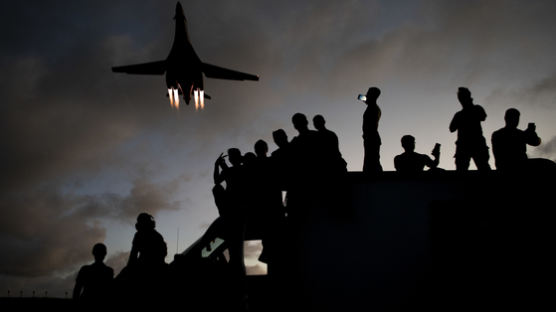 러시아 뒷마당에 들어간 美폭격기 B-1B···"가장 도발적 비행"