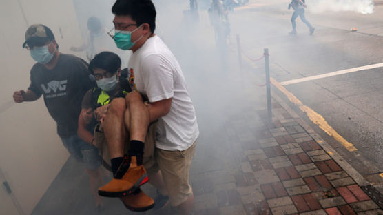 홍콩이 다시 최루탄으로 덮였다···이번엔 '보안법' 반대 시위