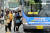 대전시 버스정류장에서 시민들이 마스크를 착용한 채 버스에 오르고 있다. 프리랜서 김성태 