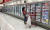 미국 콜로라도의 대형 슈퍼마켓 타겟에서 한 소비자가 마스크를 쓰고 장을 보고 있다. [AP=연합뉴스]