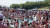 미국 현충일 연휴기간인 23일(현지시간) 많은 사람들이 미주리주 오자크 호수 수영장에서 시간을 보내고 있다. [트위터. 로이터=연합뉴스] 