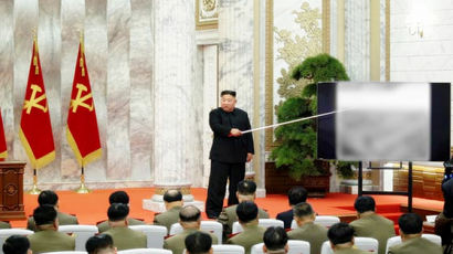 김정은 22일 만에 등장, 2m 지휘봉 들고 핵카드 흔들었다