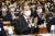 오재성 부장판사가 25일 오전 경기 고양 사법연수원에서 열린 전국법관대표회의 전체회의에서 박수를 치고 있다. 법관대표들은 이날 회의에서 제4기 의장 및 부의장을 선출한다. [뉴스1]