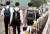 25일 오전 인천시 미추홀구 한 고등학교 앞에서 학생들이 등교하고 있다. 연합뉴스