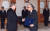 1992년 10월 노태우 대통령으로부터 중립내각 총리 임명장을 받는 현승종(오른쪽). [중앙포토]