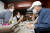 지난 22일 서울 성동구에서 진행하고 있는 수제화 교육과정에 참가하고 있는 청년들이 수제화2호 명장인 정영수씨(오른쪽)으로부터 수제화 수업을 받고 있다. [사진 성동구]