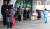 15일 오전 서울 용산구 한남동 공영주차장에 마련된 워크스루 선별진료소를 찾은 시민들이 문진표 작성을 위해 줄 서 있다. 뉴스1