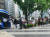 26일 오전 8시 강남역 사거리 버스정류장 앞에 승객들이 마스크를 쓰고 버스 탑승을 기다리고 있다. 편광현 기자 