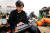 올해 서른살인 아톤슈즈의 대표 김기현(사진) 대표가 공방에 들여놓은 자세교정용 '협동로봇'을 작동하고 있다. [사진 성동구]