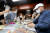 지난 22일 서울 성동구에서 진행하고 있는 수제화 교육과정에 참가하고 있는 청년들이 수제화2호 명장인 정영수 선생(오른쪽)으로부터 수제화 수업을 받고 있다. [사진 성동구]