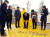 지난 1월 행정안전부 관계자들이 서울 동대문구 장평초등학교 앞에서 유색 보도블록을 활용한 옐로카펫(어린이 횡단보도 대기소) 설치 현장을 점검하고 있다. 연합뉴스