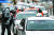 오늘(26일)부터 대중교통 이용 시 마스크를 미 착용한 승객의 승차 거부가 한시적으로 허용된다. 사진은 25일 서울역 앞 택시승강장. [뉴스1]