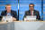 마이클 라이언 WHO 긴급준비대응 사무차장(왼쪽)과 테워드로스 아드하놈 거브러여수스 WHO 사무총장(오른쪽)이 3월 11일 스위스 제네바에서 열린 코로나19 브리핑에 참석한 모습. [AFP=연합뉴스]