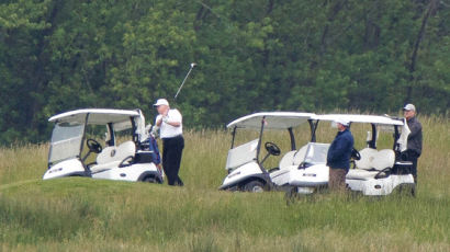[사진] 트럼프 이틀 연속 골프