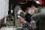 지난 22일 서울 성동구에서 진행하고 있는 수제화 교육과정에 참가하고 있는 청년들이 가죽에 박음질을 하고 있다. 20주간에 걸친 심화 교육을 마치면 수제화 공방에도 취업할 수 있다. [사진 성동구]