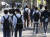 27일 오전 서울의 한 거리에서 고등학생들이 등교를 하고 있다. 연합뉴스
