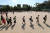 27일 오전 서울 종로구 청운초등학교에서 1, 2학년 학생들이 서로 거리를 유지한 채로 등교하고 있다. [연합뉴스]