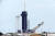 스페이스X의 유인우주선 크루 드래곤의 추진체 팰콘9이 26일(현지시간) 미국 플로리다주 캐네디우주센터 발사대 39-A에 설치됐다. [AP=연합뉴스]