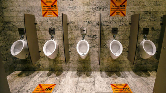 코로나에 '공중화장실 포비아'…청소 영상까지 틀어놓는 미 식당들