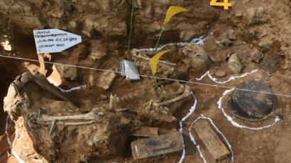 화살머리고지서 발굴된 유해…그의 아들이 66년만에 대신 받은 훈장
