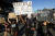 27일(현지시간) 미국 로스앤젤레스에서 시위대들이 "흑인의 생명도 소중하다"는 팻말을 들고 행진하고 있다. 이날 시위는 미니애폴리스를 비롯한 곳곳에서 벌어졌다. [AP=연합뉴스]