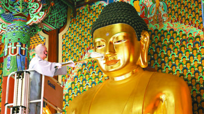 [한 컷] 법요식 앞두고 세수하는 부처님