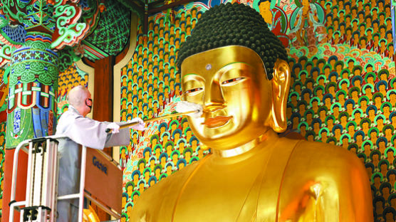[한 컷] 법요식 앞두고 세수하는 부처님
