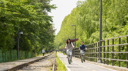 코로나가 알려준 최고 여행법···서울 달린다, 철길옆 자전거길