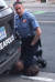 25일(현지시간) 미국 미네소타주 미니애폴리스에서 경찰이 비무장상태였던 조지 플로이드의 목을 무릎으로 누르고 있다. 조지 플로이드는 인근 병원으로 옮겨졌지만 결국 사망했다. [트위터 캡처]