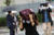 비가 내린 28일 오전 서울 종로구 정부서울청사 인근 거리에서 우산을 준비하지 못한 시민들이 발걸음을 재촉하고 있다. 뉴스1