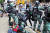 중국 전국인민대표대회의 홍콩보안법 통과를 하루 앞둔 27일 홍콩에서 홍콩보안법에 반대하는 시위대가 경찰과 충돌하고 있다. 로이터=연합뉴스