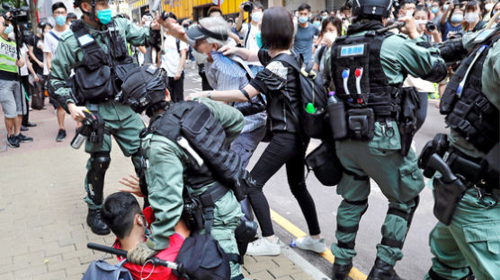 홍콩보안법 표결 전날, 트럼프 “이번 주 센 것 내놓겠다”