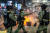 홍콩 경찰이 27일 밤 홍콩 시내에서 중국의 홍콩 보안법 제정에 항의하는 시위대와 대치하고 있다.[AFP=연합뉴스] 