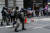 27일 홍콩 정부 청사 앞에서 국가법 2차 심의에 반대하기 위해 모인 시위대를 향해 고무탄환을 발사하는 홍콩 경찰. [로이터]