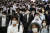 26일 마스크를 쓴 사람들이 일본 도쿄 시내를 걸어가고 있다. [AP=연합뉴스]
