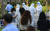 28일 오후 서울 중구 서소문공원에 마련된 신종 코로나바이러스 감염증(코로나19) 선별진료소에서 의료진이 검사자의 검체를 채취하고 있다. 뉴스1