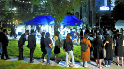 [사진] 서울 도심 한밤까지 코로나 검사