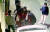 4월 23일 성북구 한 주택가에서 잠복 중이던 경찰이 1조6천억원대 피해액이 발생한 라임자산운용 사태를 벌이고 잠적했던 김봉현 스타모빌리티 회장을 검거하고 있다. [연합뉴스]