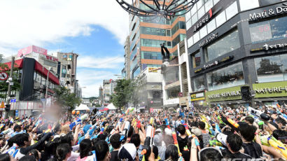 코로나19에 ‘불꽃·물총’ 패스…구마다 “축제 고민”