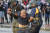 조지 플로이드가 사망한지 이틀 째 되는 지난 30일(현지시간) 센트럴 올림픽 파트에서 경찰이 과격 시위를 벌이는 시위대를 체포하고 있다. (AP=연합뉴스)