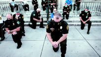 "흑인의 생명은 소중하다"…美경찰도 무릎 꿇었다