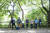 생명의 숲 이기세·유진우(왼쪽부터)·이정현(맨 오른쪽) 활동가와 남산 둘레길을 오른 소중 학생기자단.