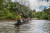아마존에 있는 컴패션 어린이들이 보고 싶어 에콰도르로 떠났다. 그곳에서 만난 사람들은 우리와 정말 닮아 있었다. 카누가 마을의 유일한 교통수단이어서, 컴패션 어린이들이 카누를 타고 등교하고 있었다. [사진 허호]