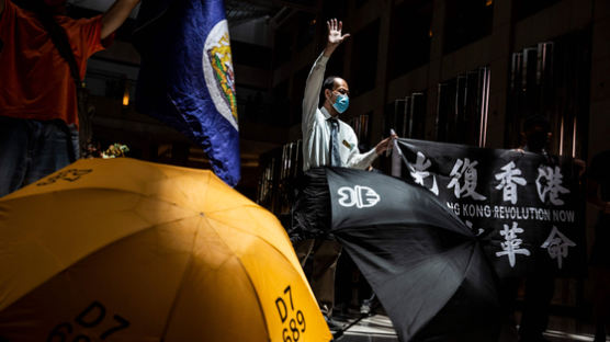 美 홍콩 보안법 비난에···中대변인 "숨 쉴 수 없네" 시위 조롱