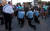 5월30일 퍼거슨 출신 경찰관이 경찰서의 주차장에서 무릎을 꿇고 조지 플로이드를 추모하고 있다. [AFP=연합뉴스]