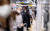 대중교통 이용 시 마스크 착용 의무화가 시행된 첫날인 26일 오전 서울역에서 마스크를 쓴 시민들이 지하철을 기다리고 있다. 연합뉴스