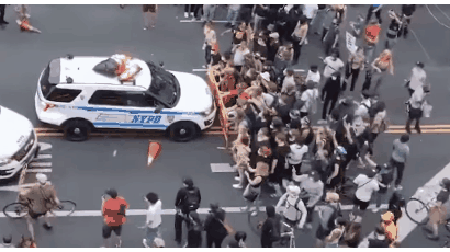 차로 시위대 밀어버린 NYPD···시장은 되레 경찰 편 들었다
